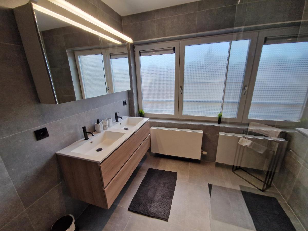 Luxueus, Ruim Appartement Op 350M Van Het Strand Ostend Luaran gambar