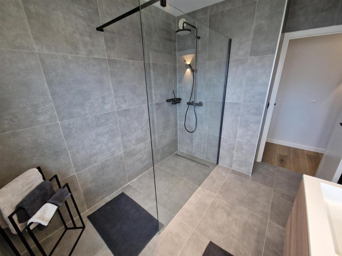Luxueus, Ruim Appartement Op 350M Van Het Strand Ostend Luaran gambar