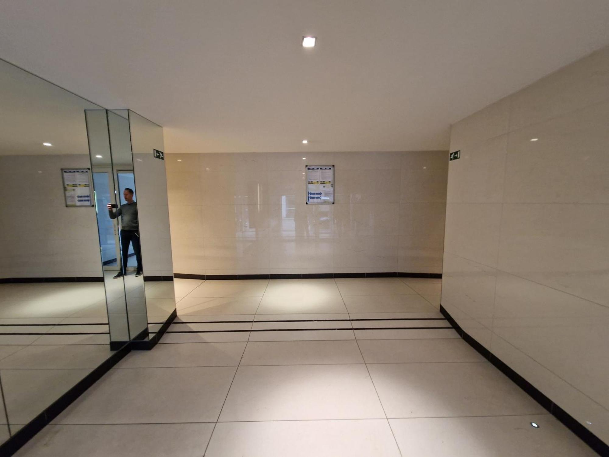 Luxueus, Ruim Appartement Op 350M Van Het Strand Ostend Luaran gambar