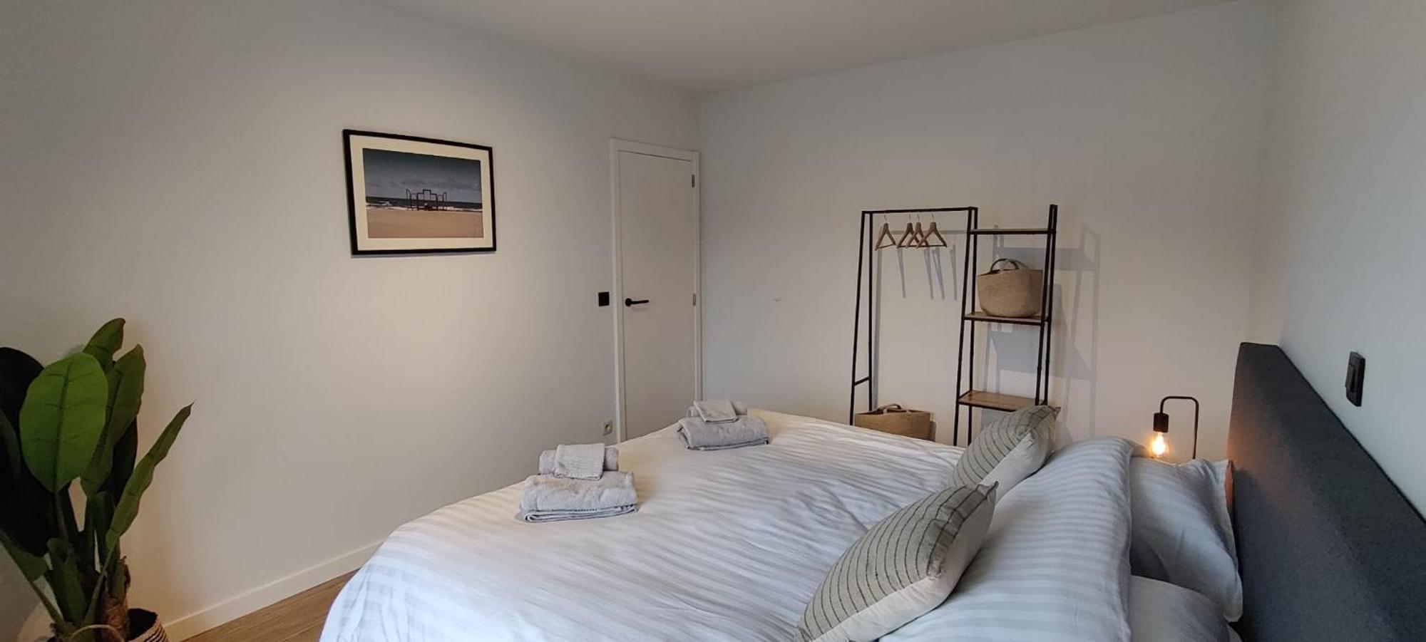Luxueus, Ruim Appartement Op 350M Van Het Strand Ostend Luaran gambar
