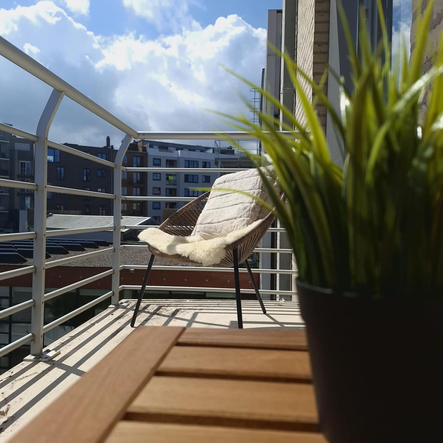 Luxueus, Ruim Appartement Op 350M Van Het Strand Ostend Luaran gambar