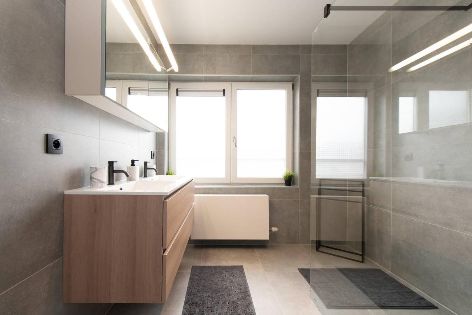 Luxueus, Ruim Appartement Op 350M Van Het Strand Ostend Luaran gambar